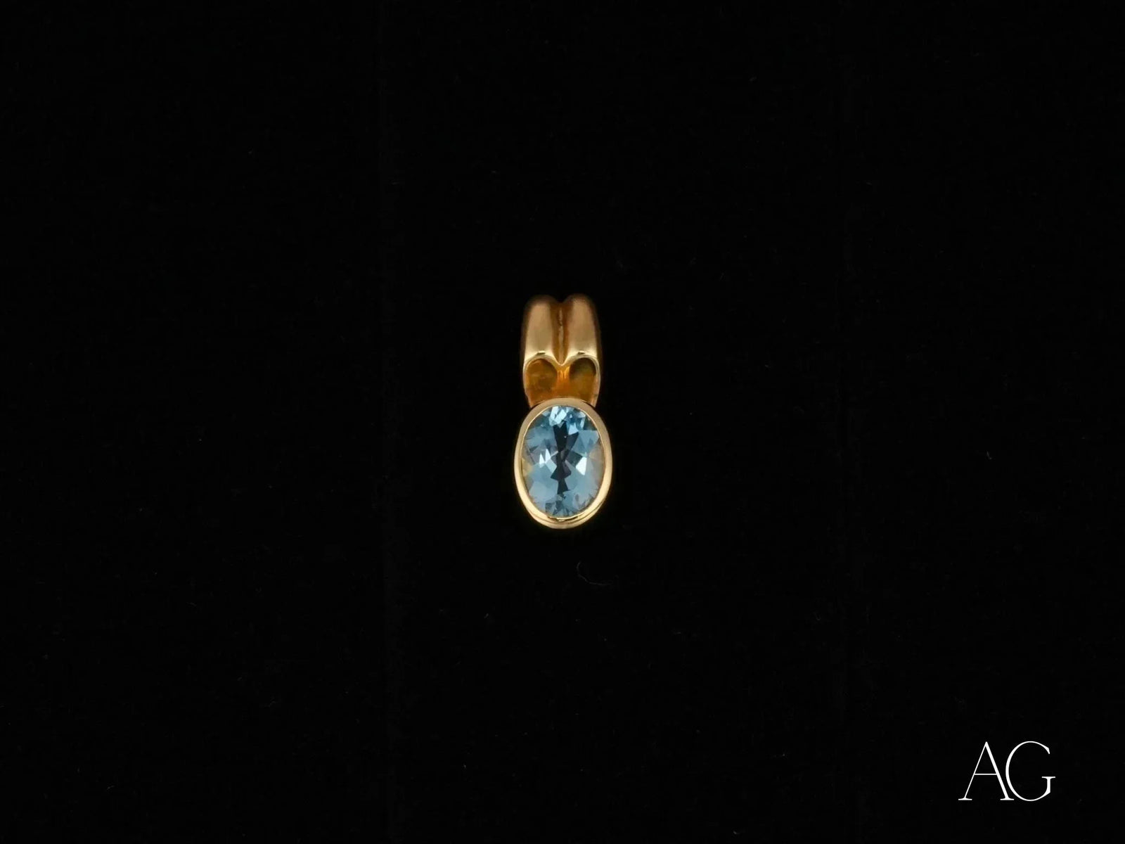 Azure Spark blue topaz pendant in 18k gold with oval-cut gemstone