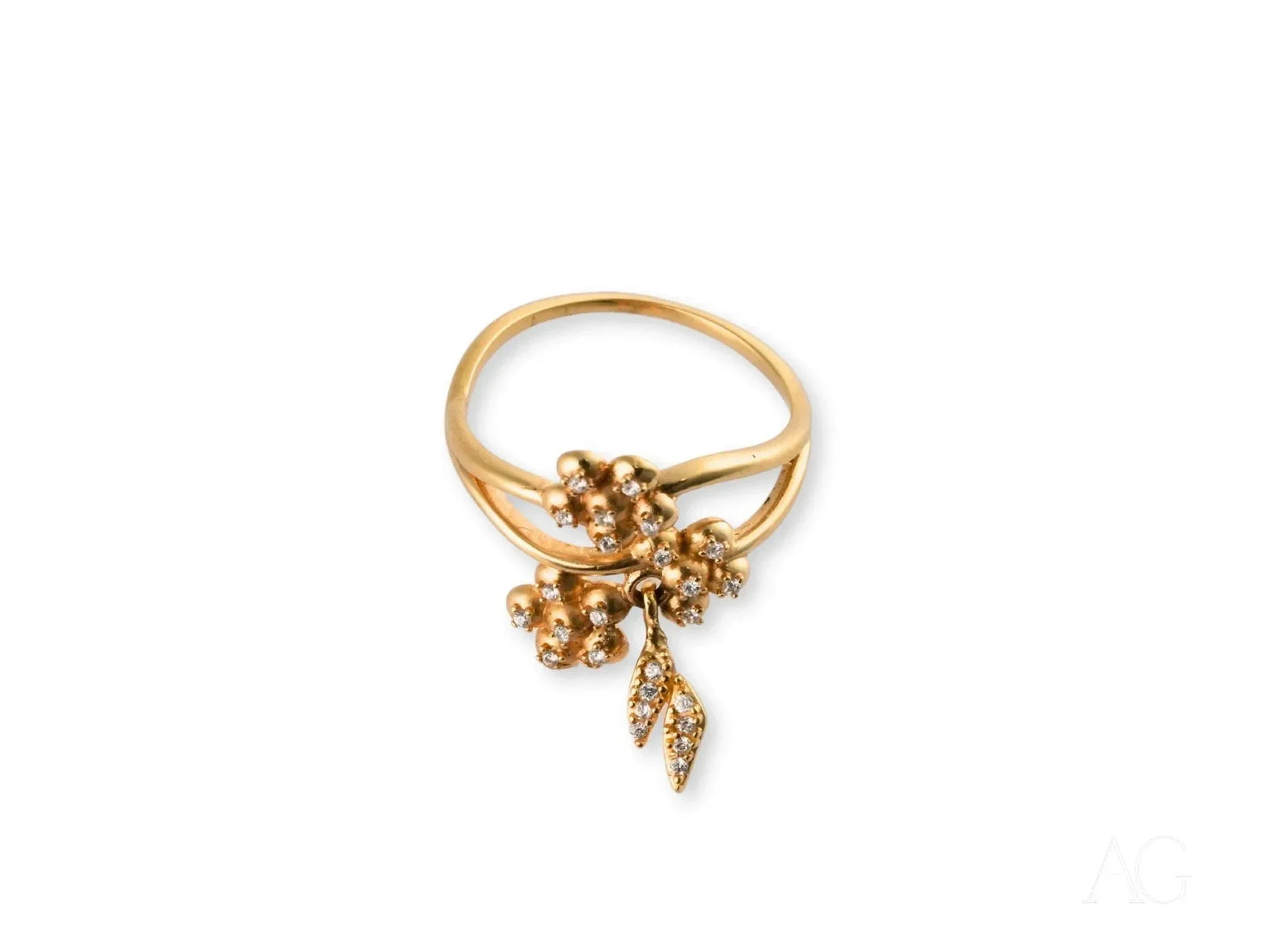 Blossom Charm 18k gold ring with diamond centerpiece in floral design