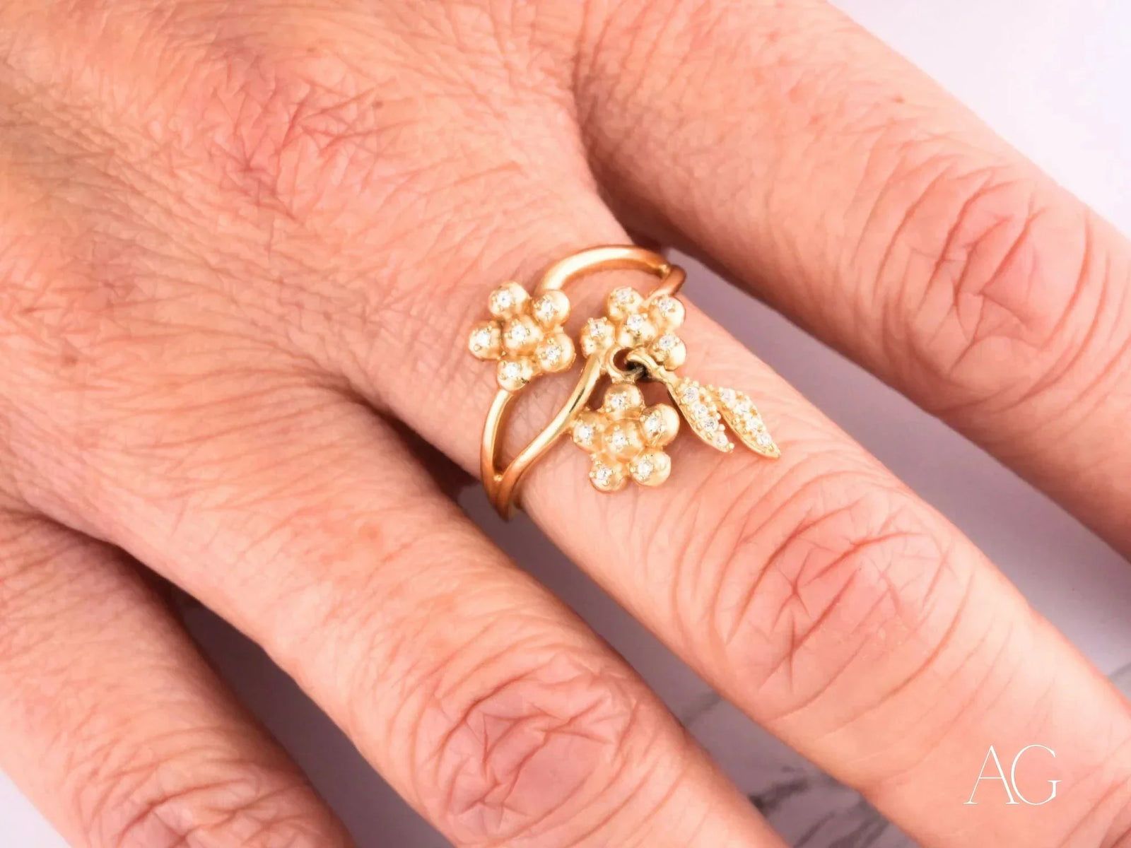 Blossom Charm 18k gold ring with diamond centerpiece and floral accents