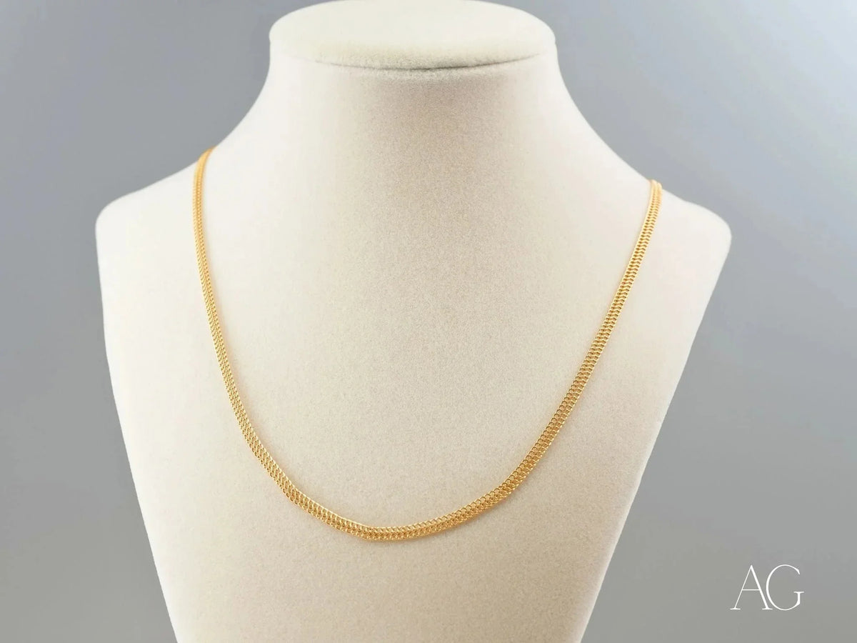 Delicate 18K gold chain necklace with subtle shine in art gold jewelry