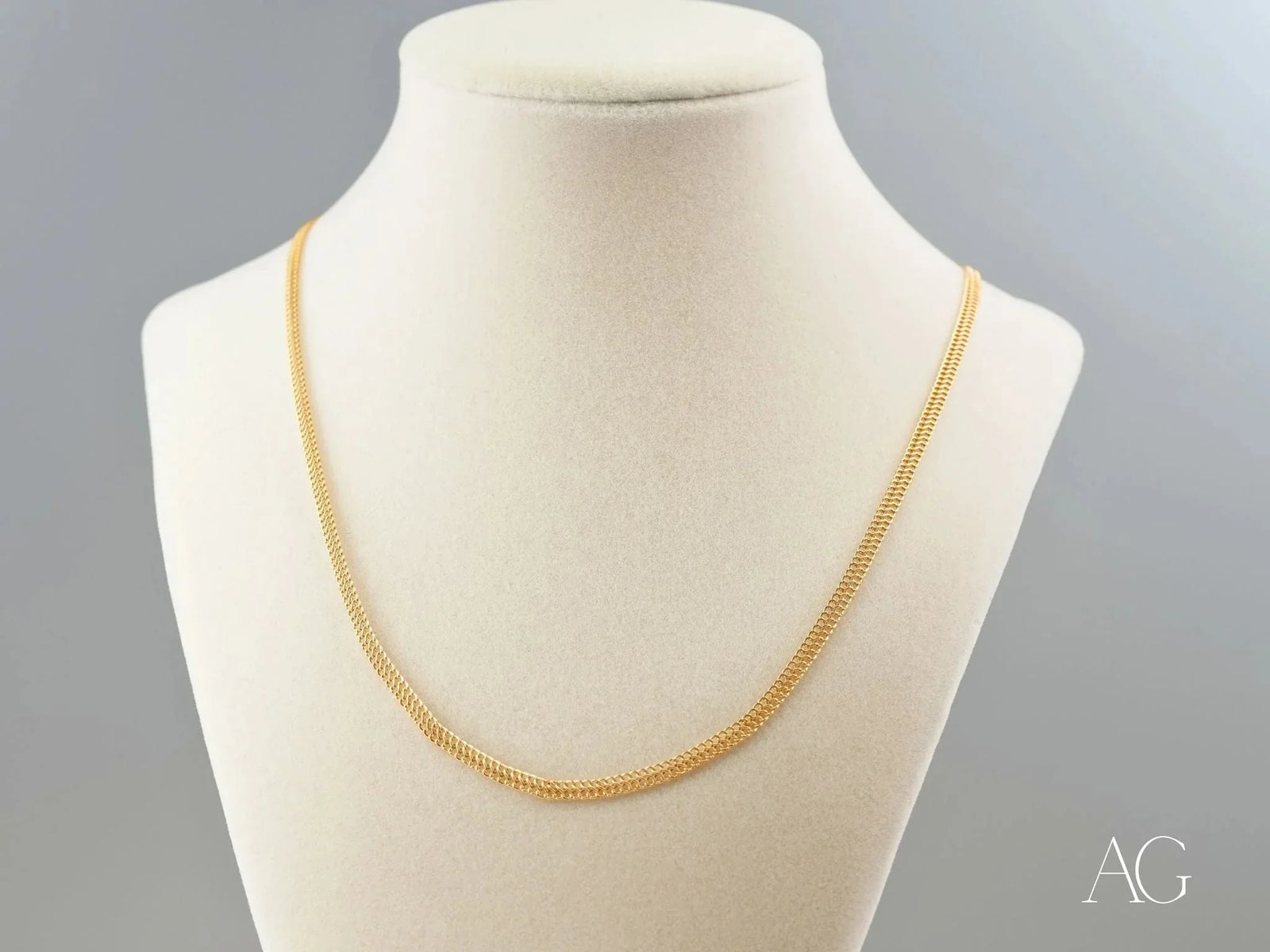 Delicate 18K gold chain necklace with subtle shine in art gold jewelry