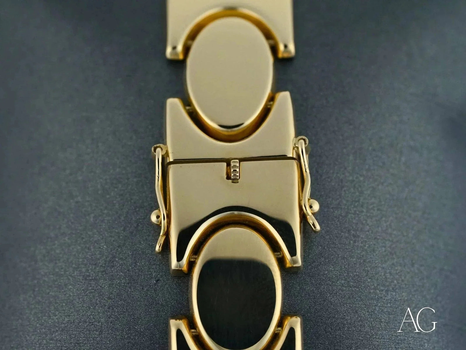 Bold men’s 18k solid gold bracelet with unique oval link pattern and box clasp
