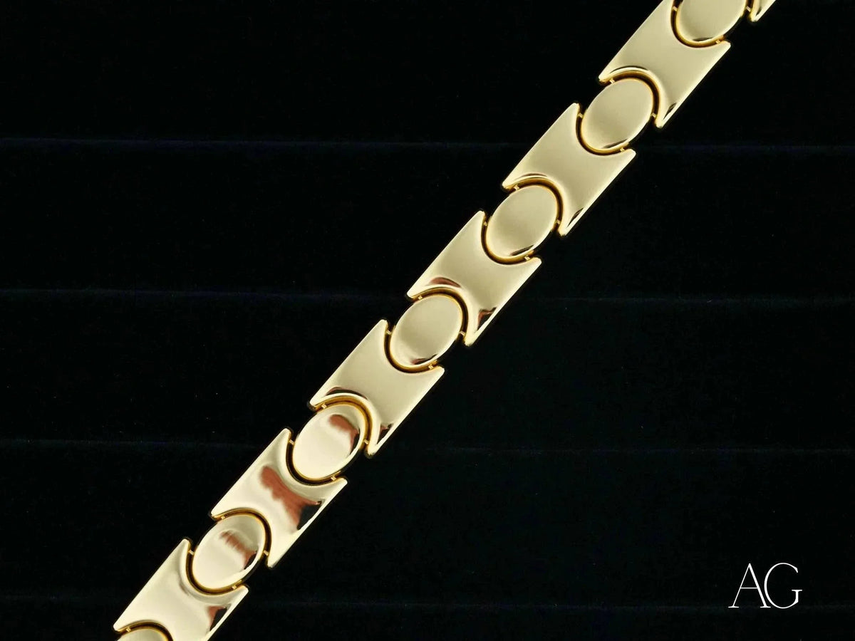 Bold men’s solid 18k gold bracelet with unique link pattern