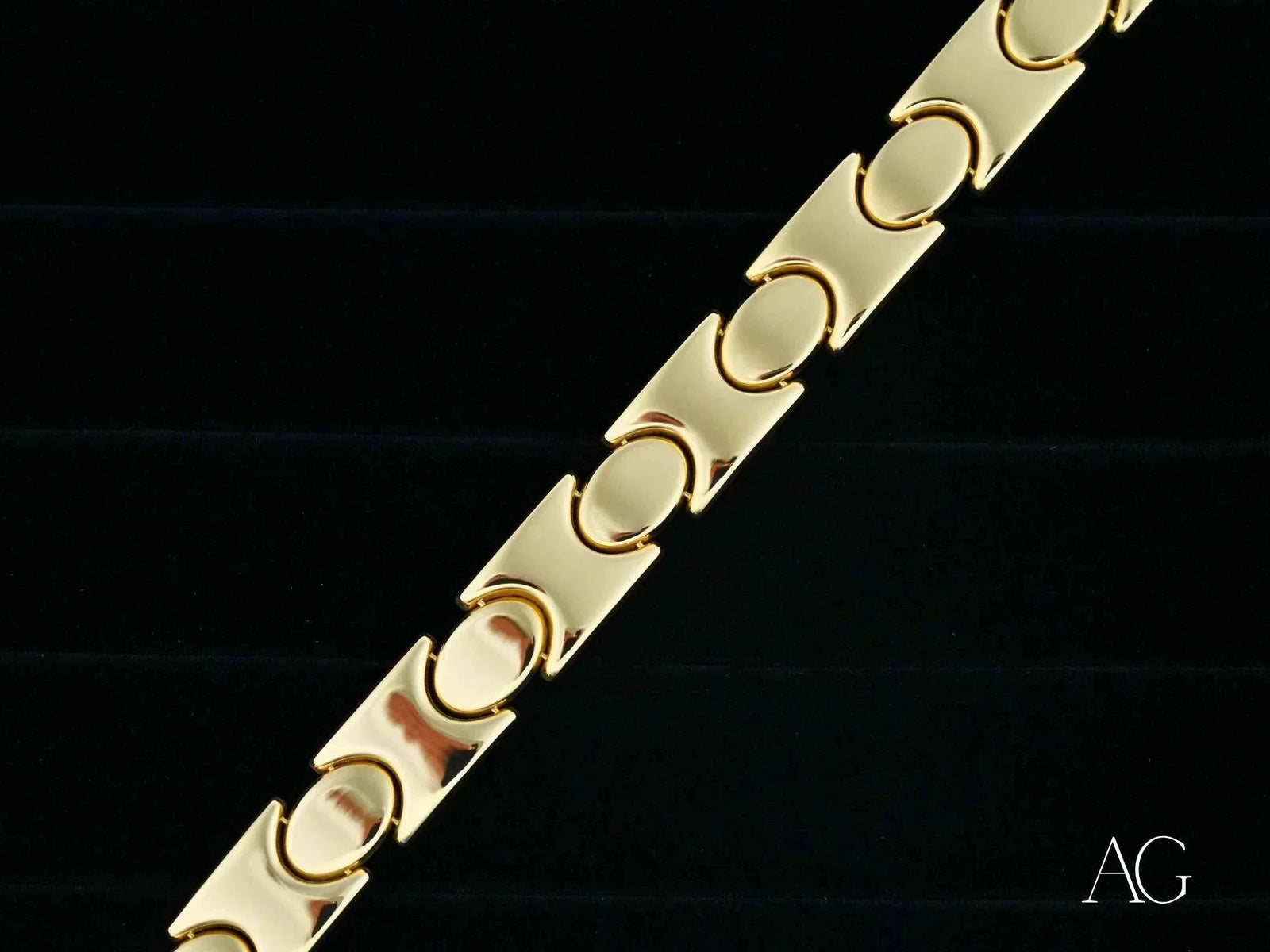 Bold men’s solid 18k gold bracelet with unique link pattern