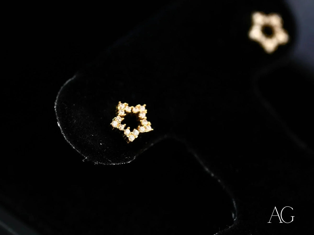 Dazzling 18k yellow gold star earrings with sparkling CZ diamonds