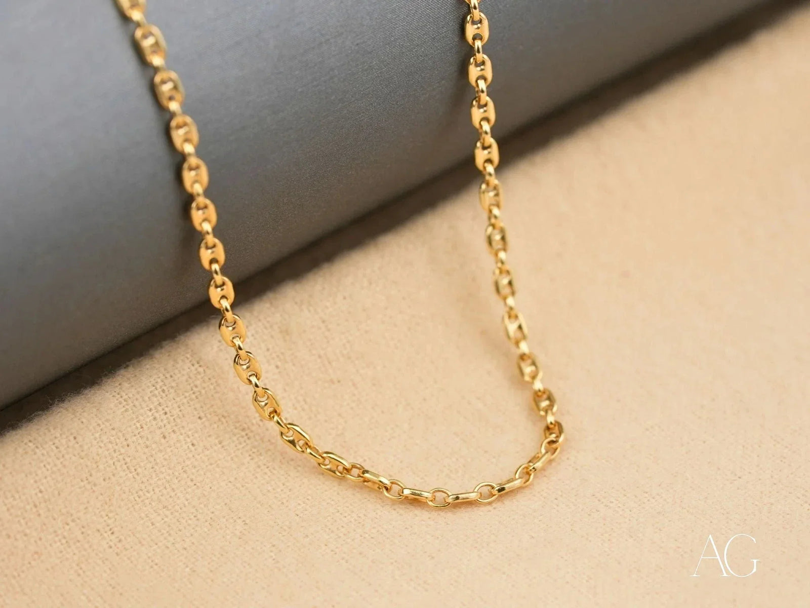 Classic 18K gold chain necklace with mariner links