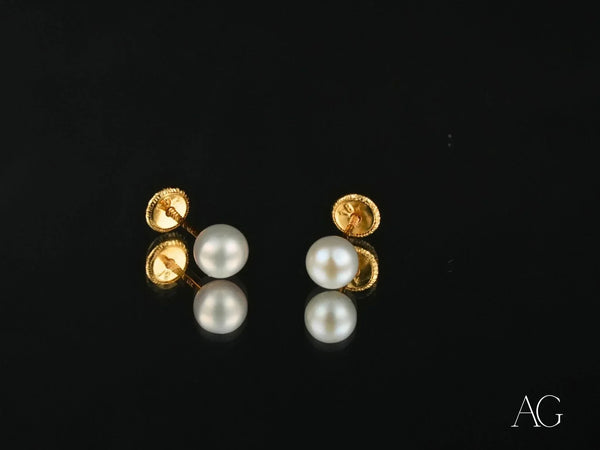 Classic Lustre 18K gold pearl stud earrings with lustrous pearls