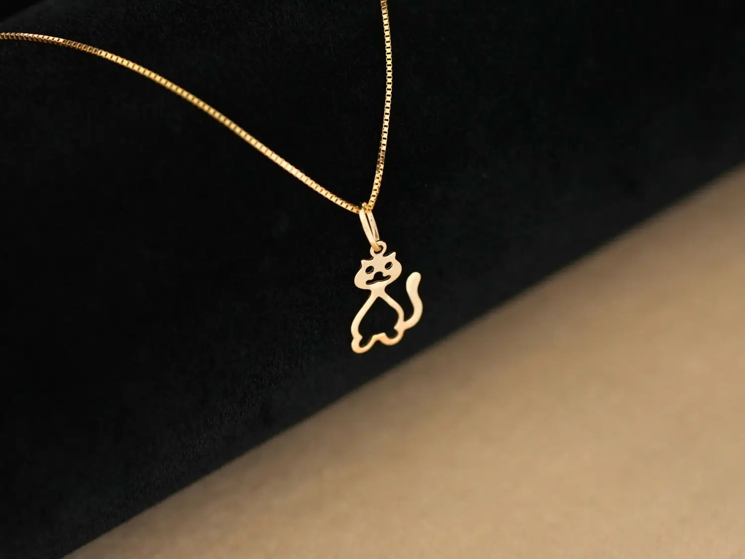 Delicate 18k gold cat pendant necklace with fine box chain in stunning art gold jewelry