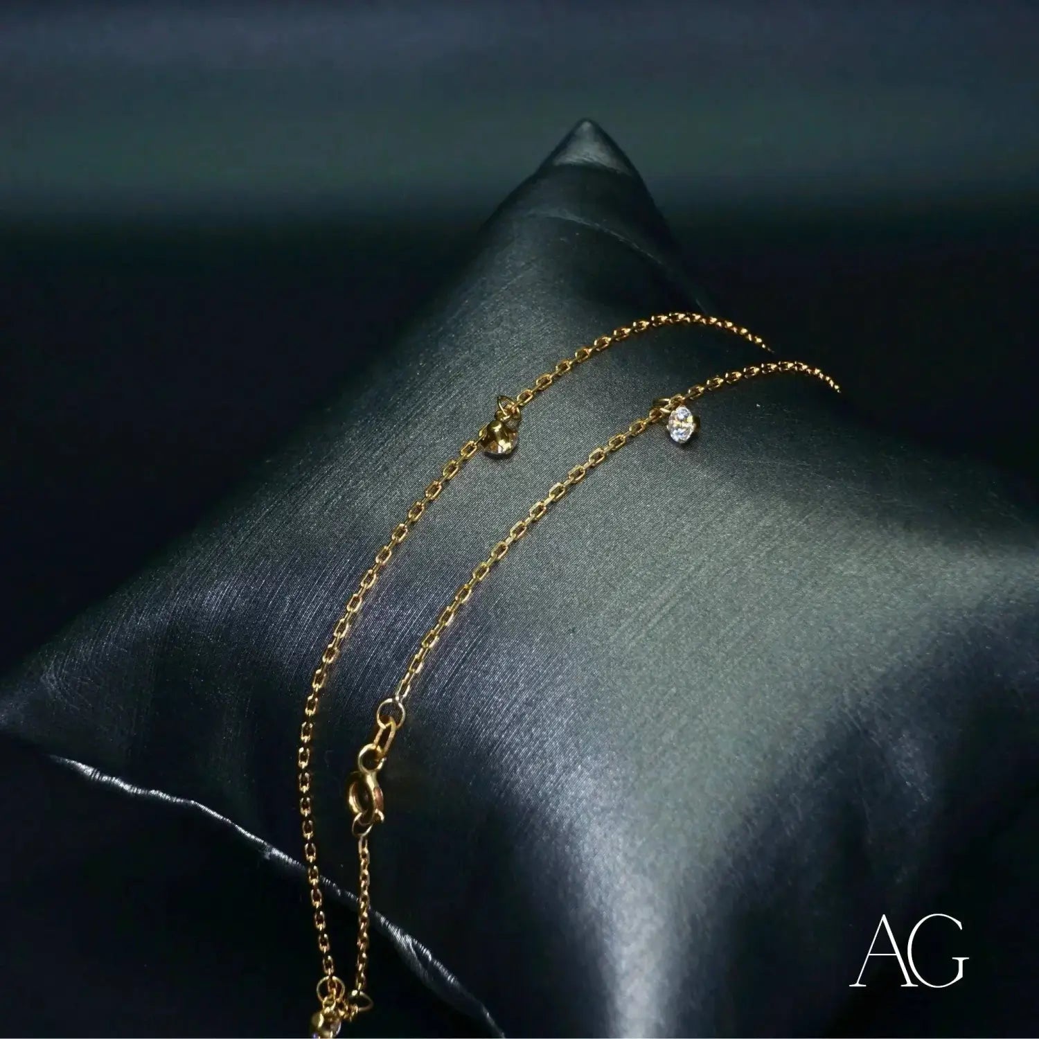 Delicate art gold jewelry anklet with sparkling diamond accents