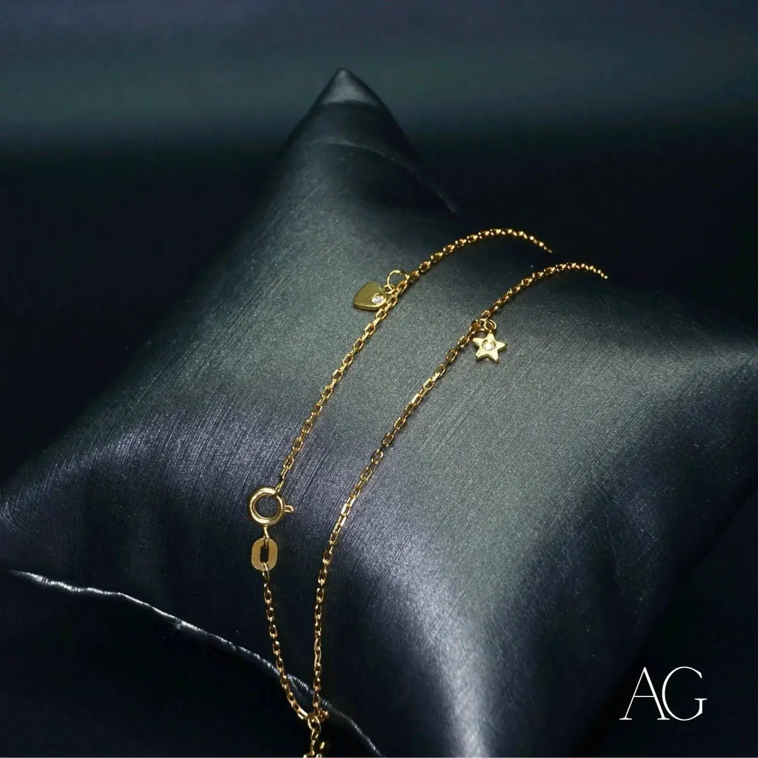 Enchanting 18k gold anklet with zirconias and charms