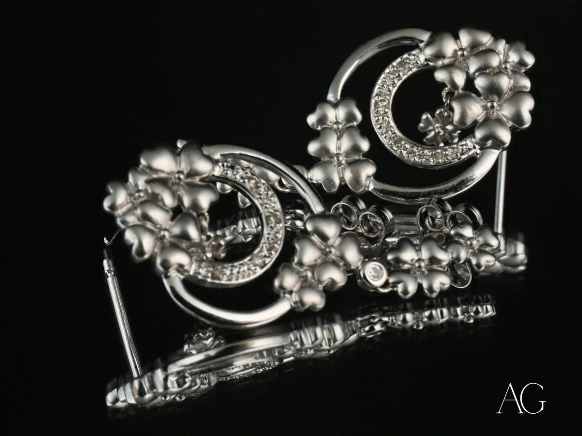 Elegant 18K solid gold floral heart brooch with diamond accents