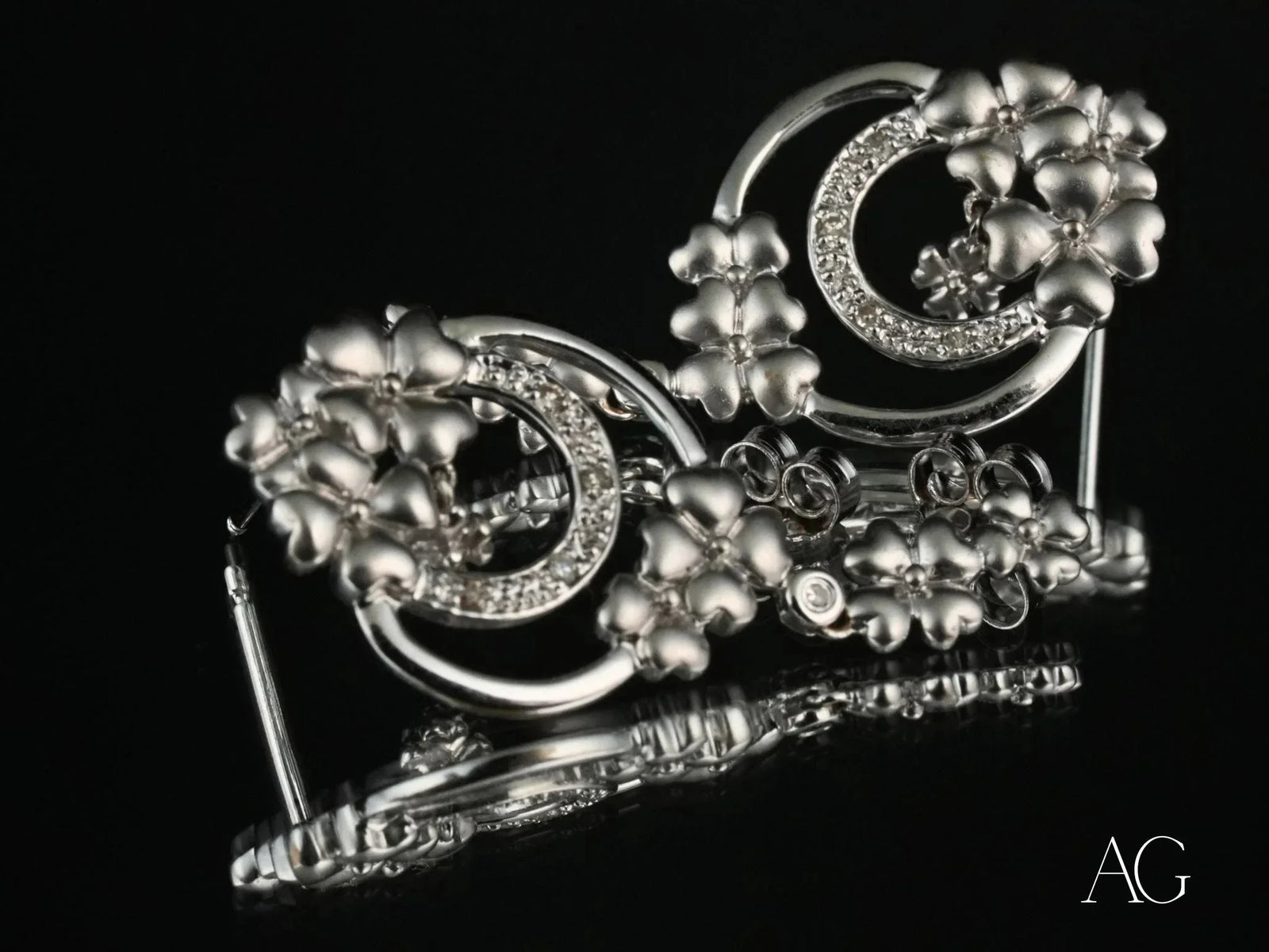 Elegant 18K solid gold floral heart brooch with diamond accents