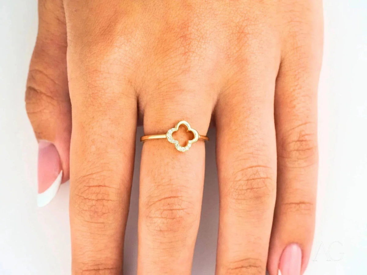 Elegant 18k flower diamond ring with four-leaf clover and diamonds