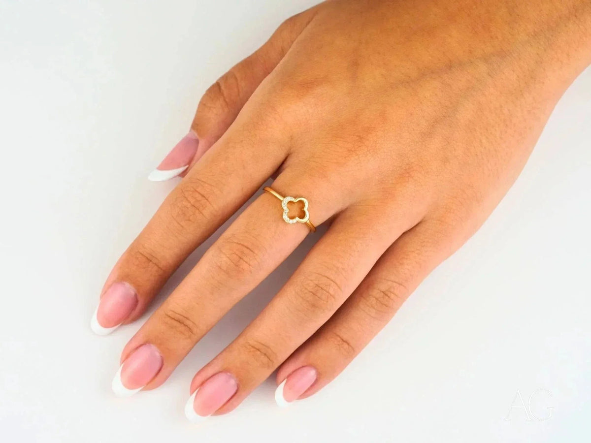 Elegant 18k flower diamond ring with four-leaf clover and white stones