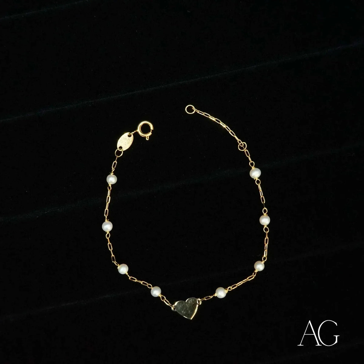 Elegant 18k gold heart and pearl bracelet with small pearls