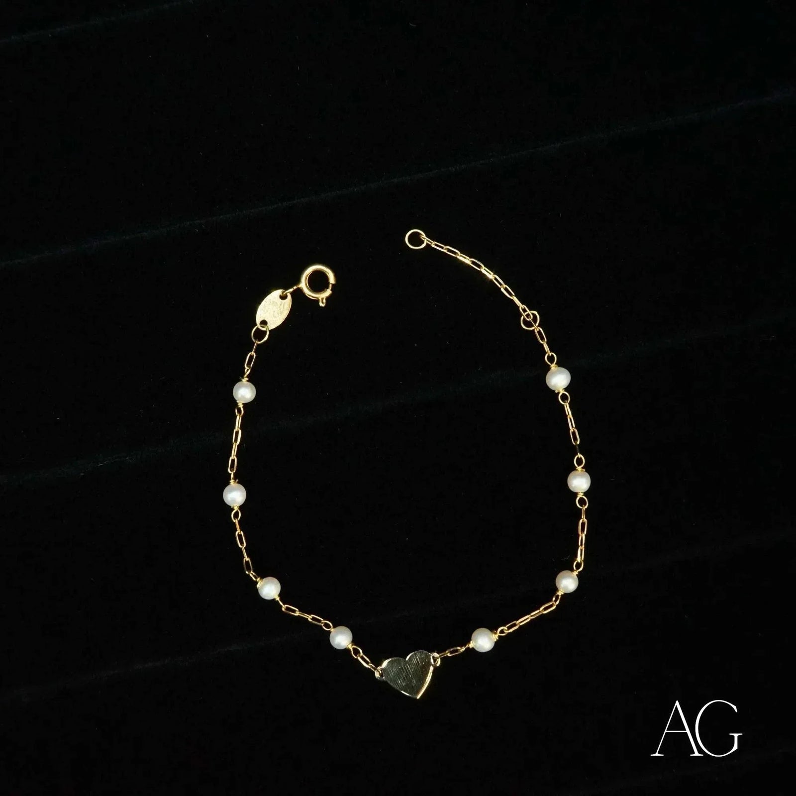 Elegant 18k gold heart and pearl bracelet with small pearls