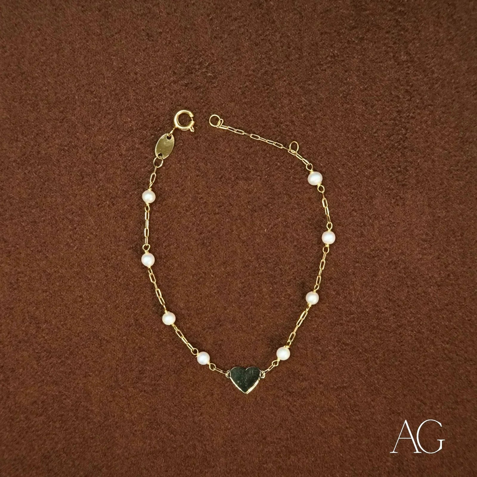 Elegant 18k gold heart and pearl bracelet with white pearls