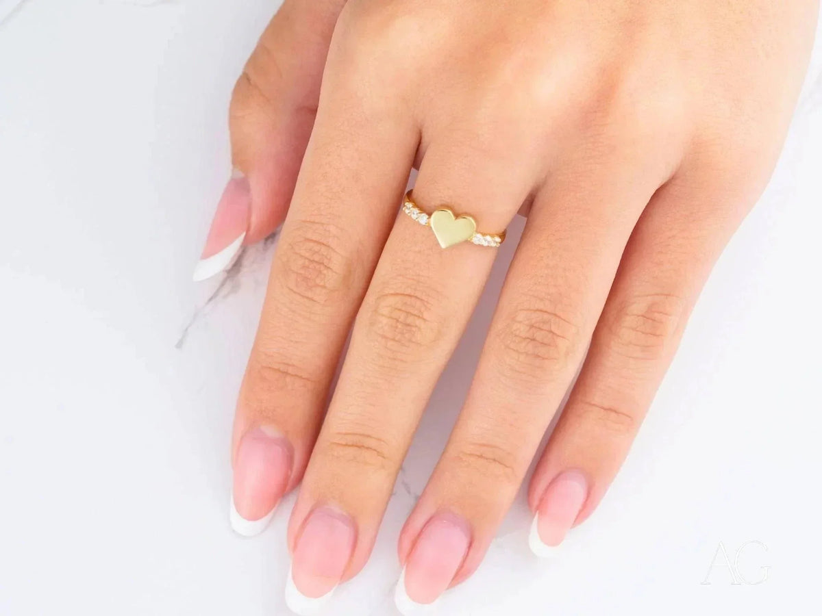 Elegant 18k gold CZ heart ring with clear stones on band