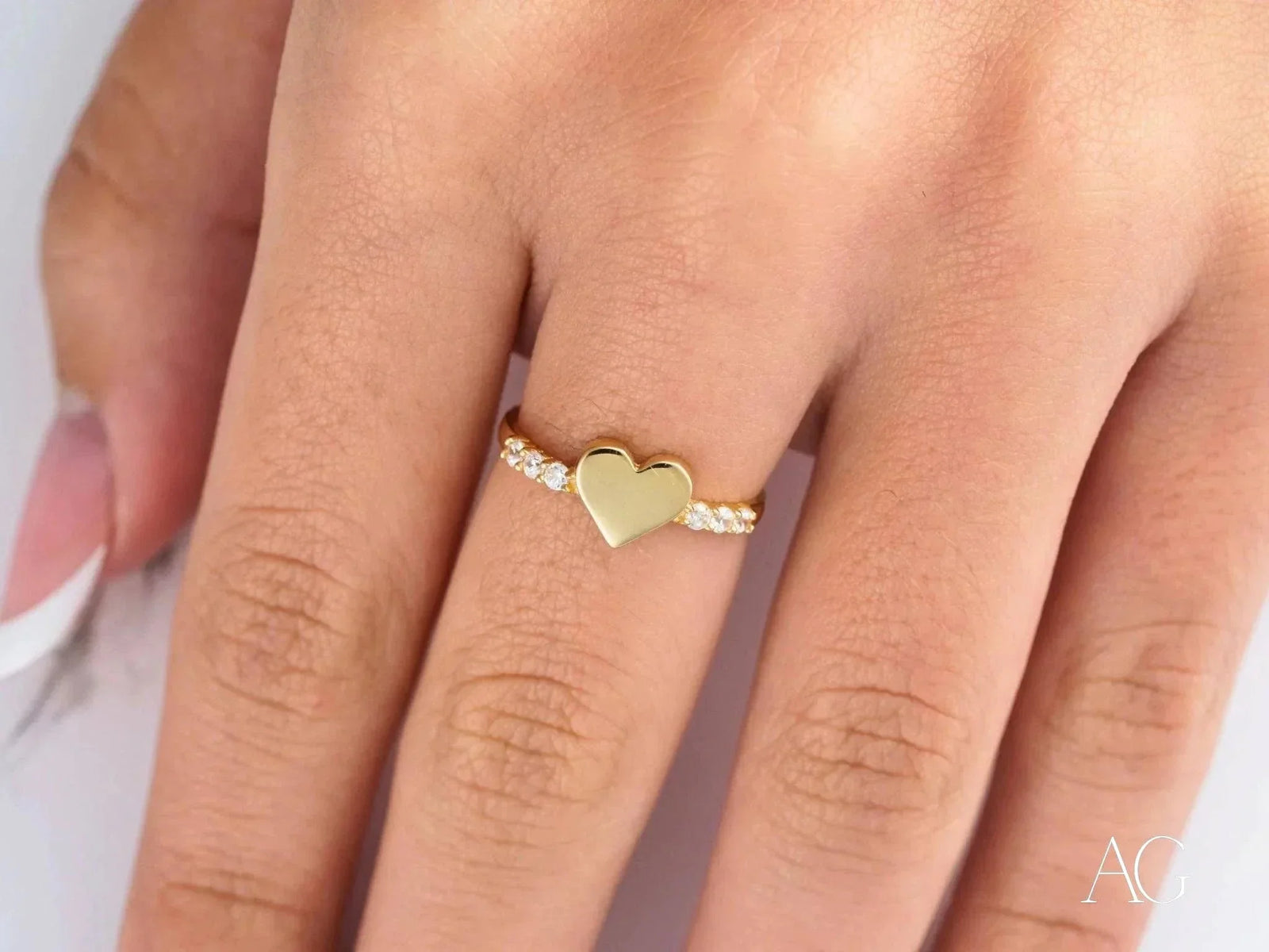 Elegant 18k gold heart ring with diamond band centerpiece