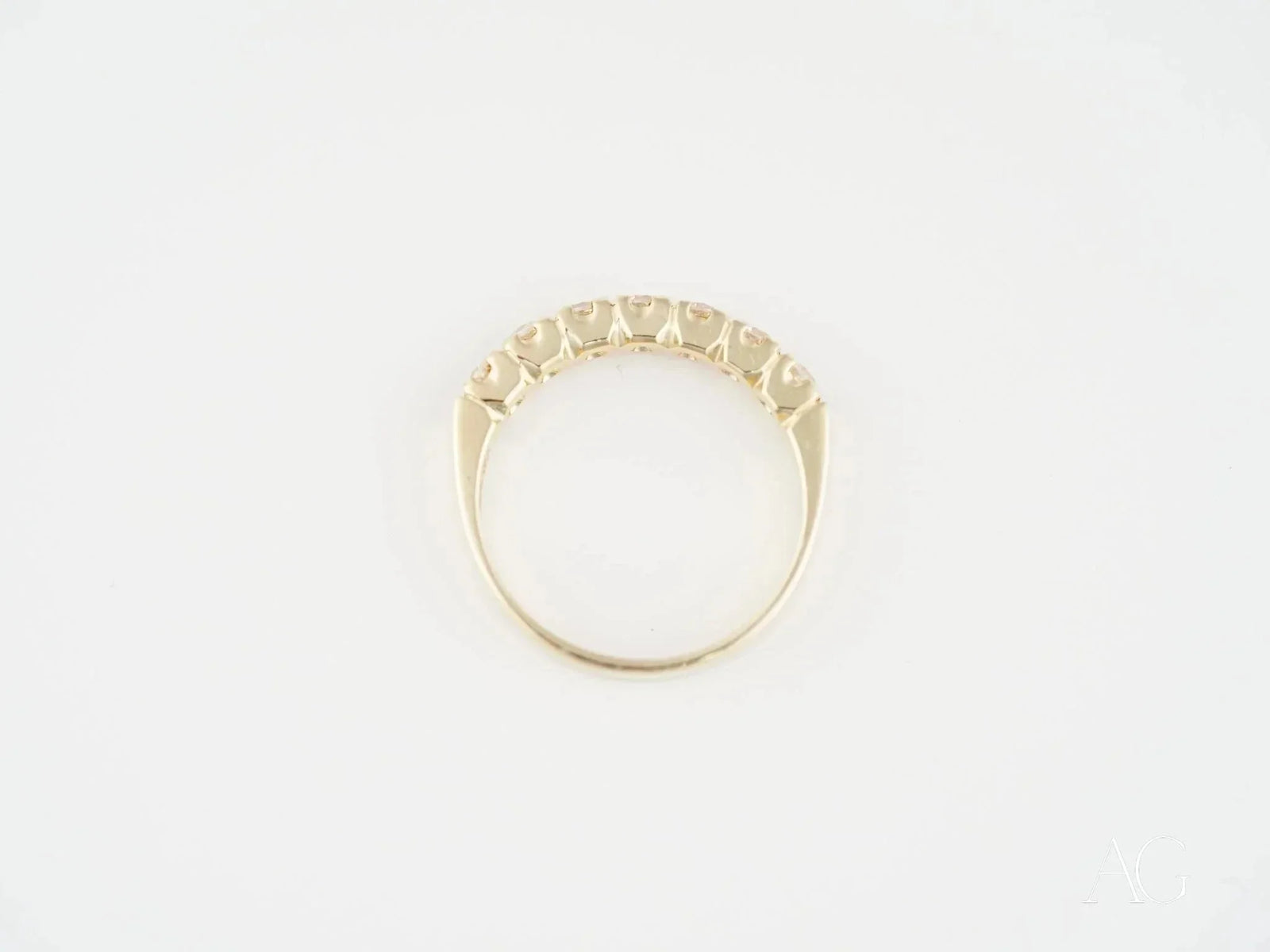 Exquisite 18k yellow gold ring with five round-cut diamonds, timeless elegance