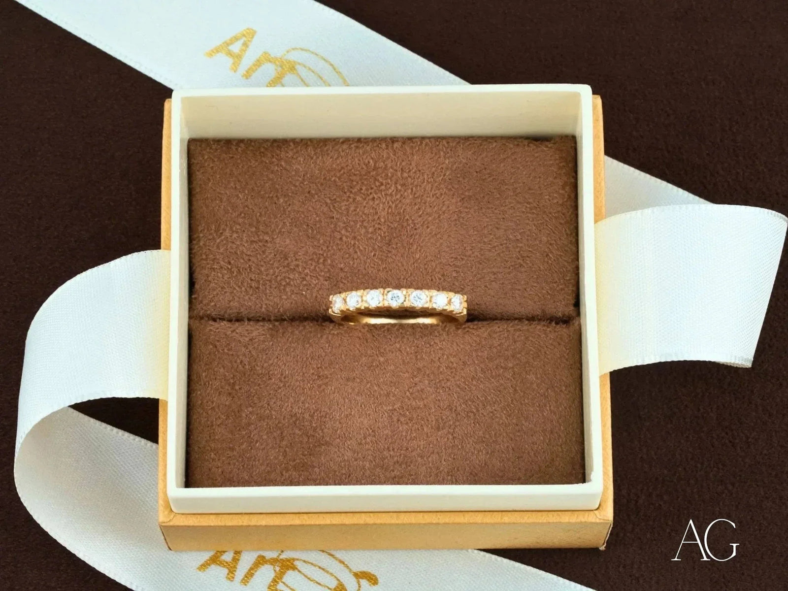 Elegant 18k yellow gold ring with seven round diamonds, timeless elegance
