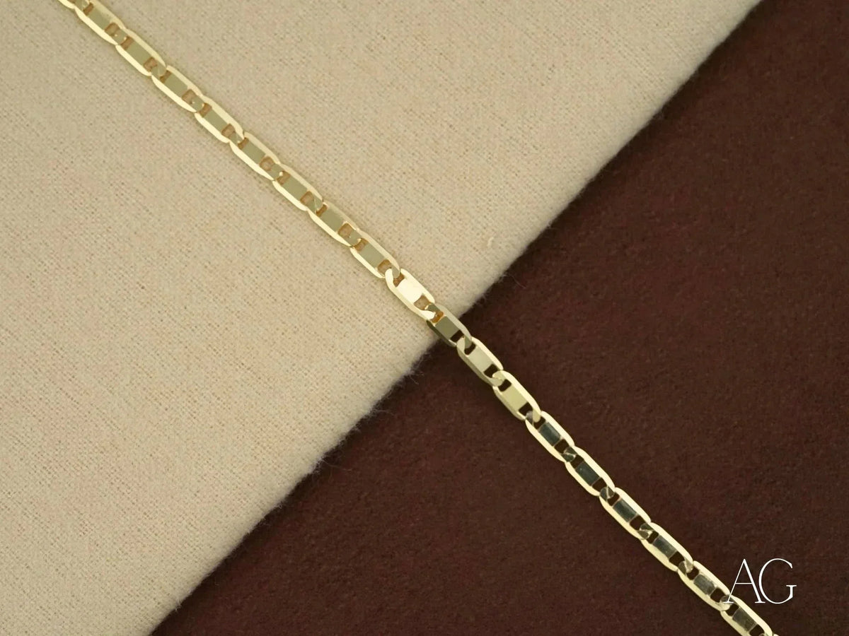 Elegant solid 18k gold piastrine link bracelet with delicate rectangular chain