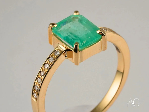 Emerald Majesty 18K gold emerald ring with radiant-cut emerald and pavé diamonds