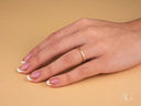 Hand with French-tip nails wearing Essence Linea 1mm art gold jewelry ring