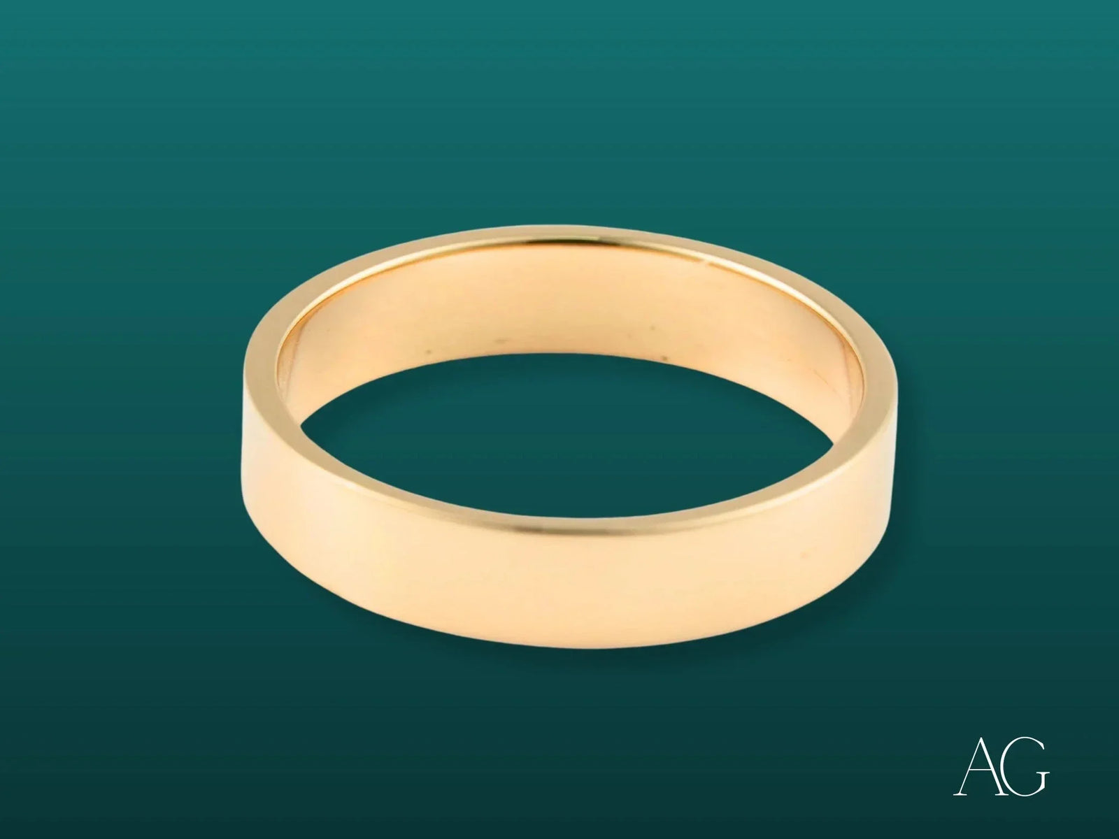 Smooth 18k yellow gold Essence Linea 4mm band ring