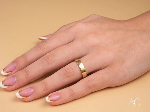 Essence Linea 4mm Ring – Grace in Form