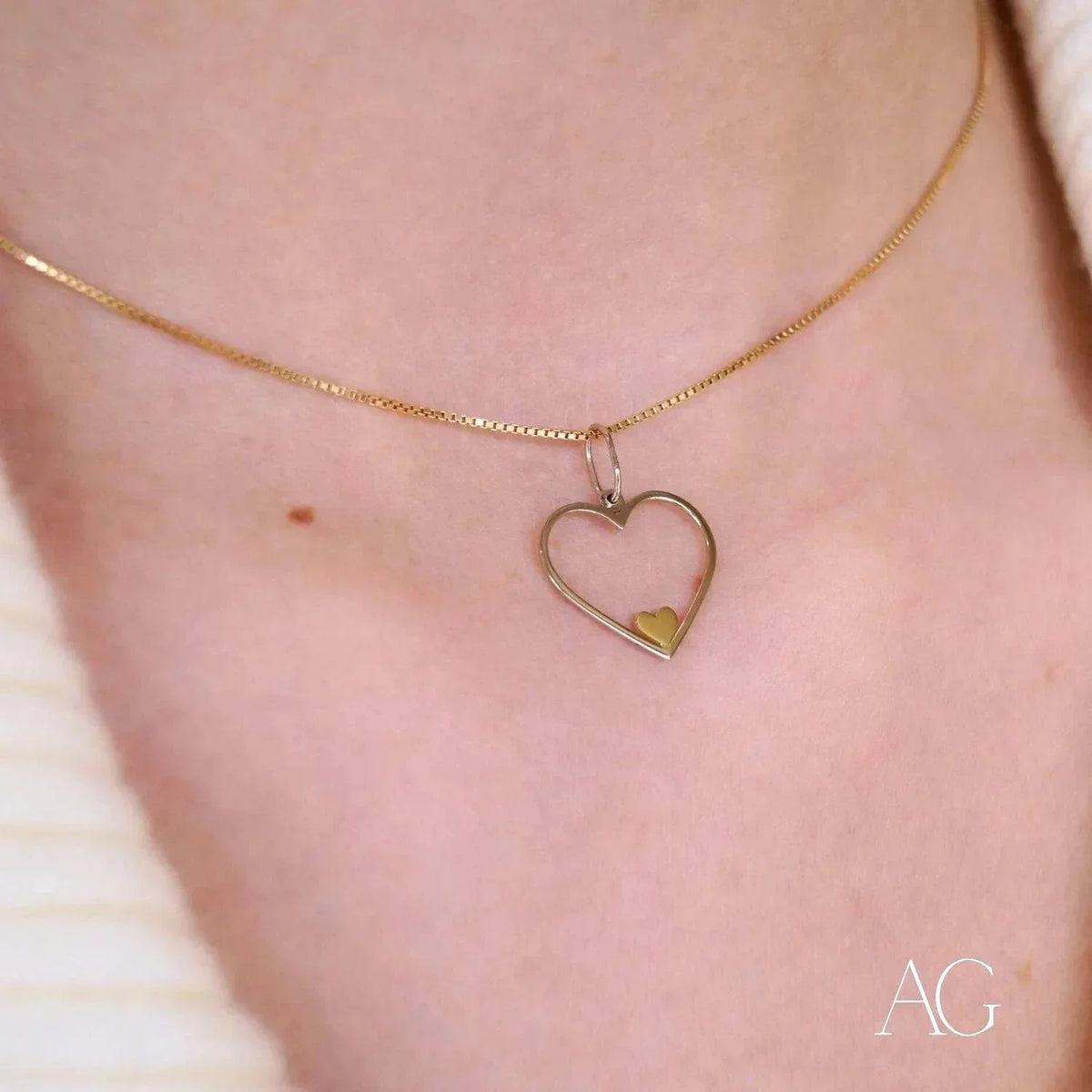 Eternal love pendant: gold chain with elegant heart design and inner glint