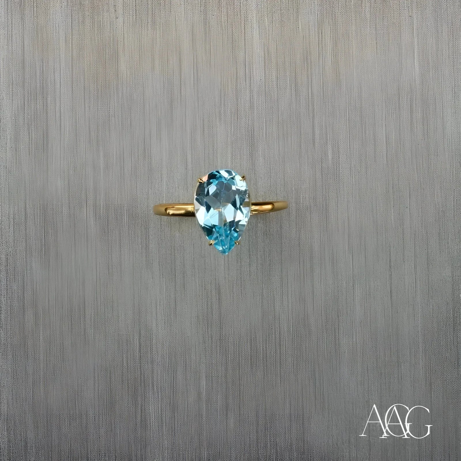 Exquisite blue topaz art gold jewelry ring in yellow gold