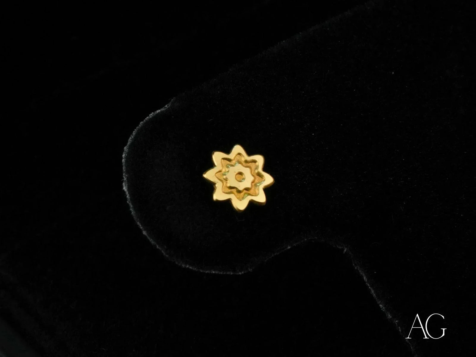 Floral Bloom 18K gold petite stud earring with textured flower center