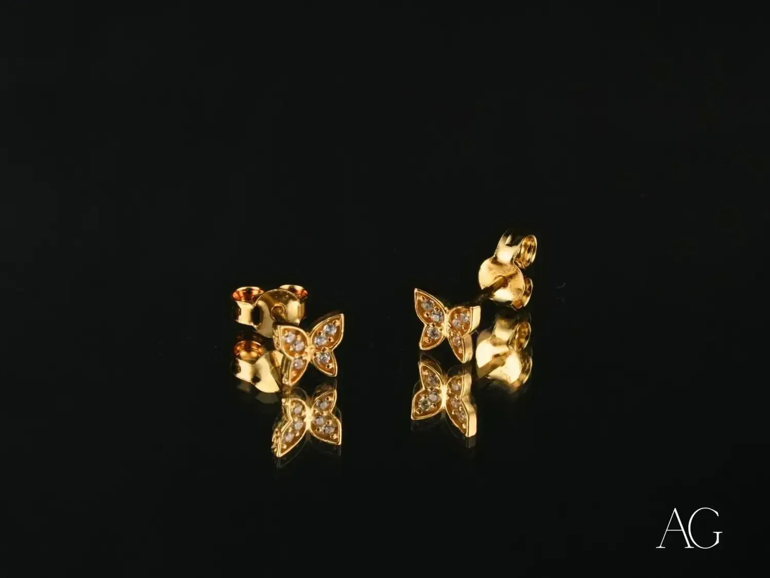 18k gold butterfly stud earrings with sparkling diamonds
