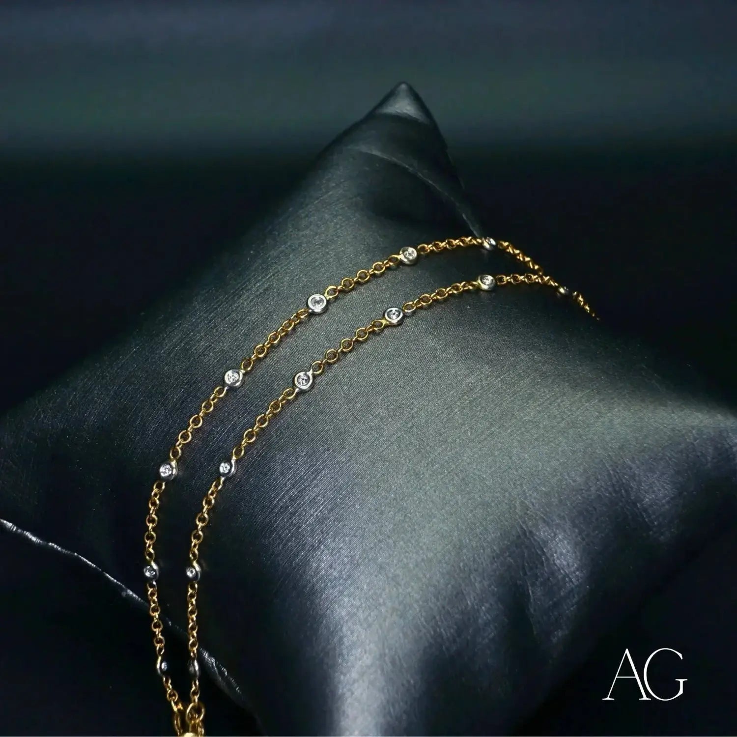 Elegant gold chain bracelet with round diamonds, royal jewels art