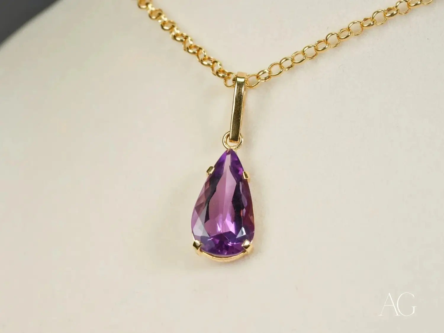 Violet Bloom Pendant – 18K Solid Gold Amethyst Necklace for Clarity and Elegance