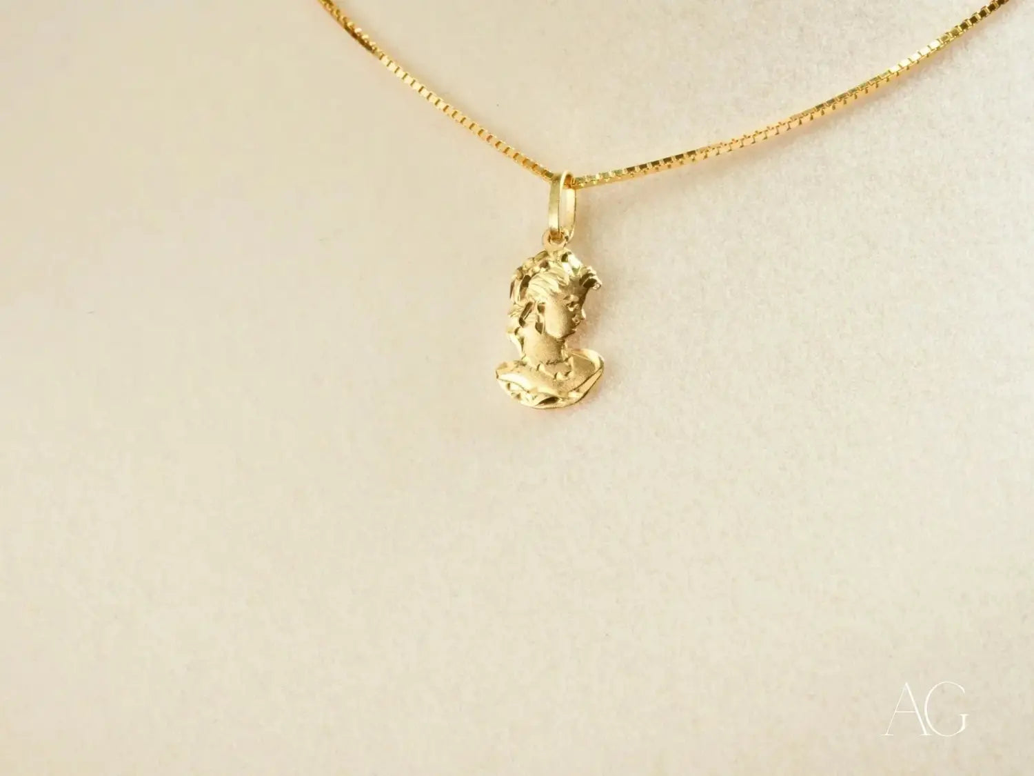 Gold art gold jewelry necklace with crown jewels portrait pendant