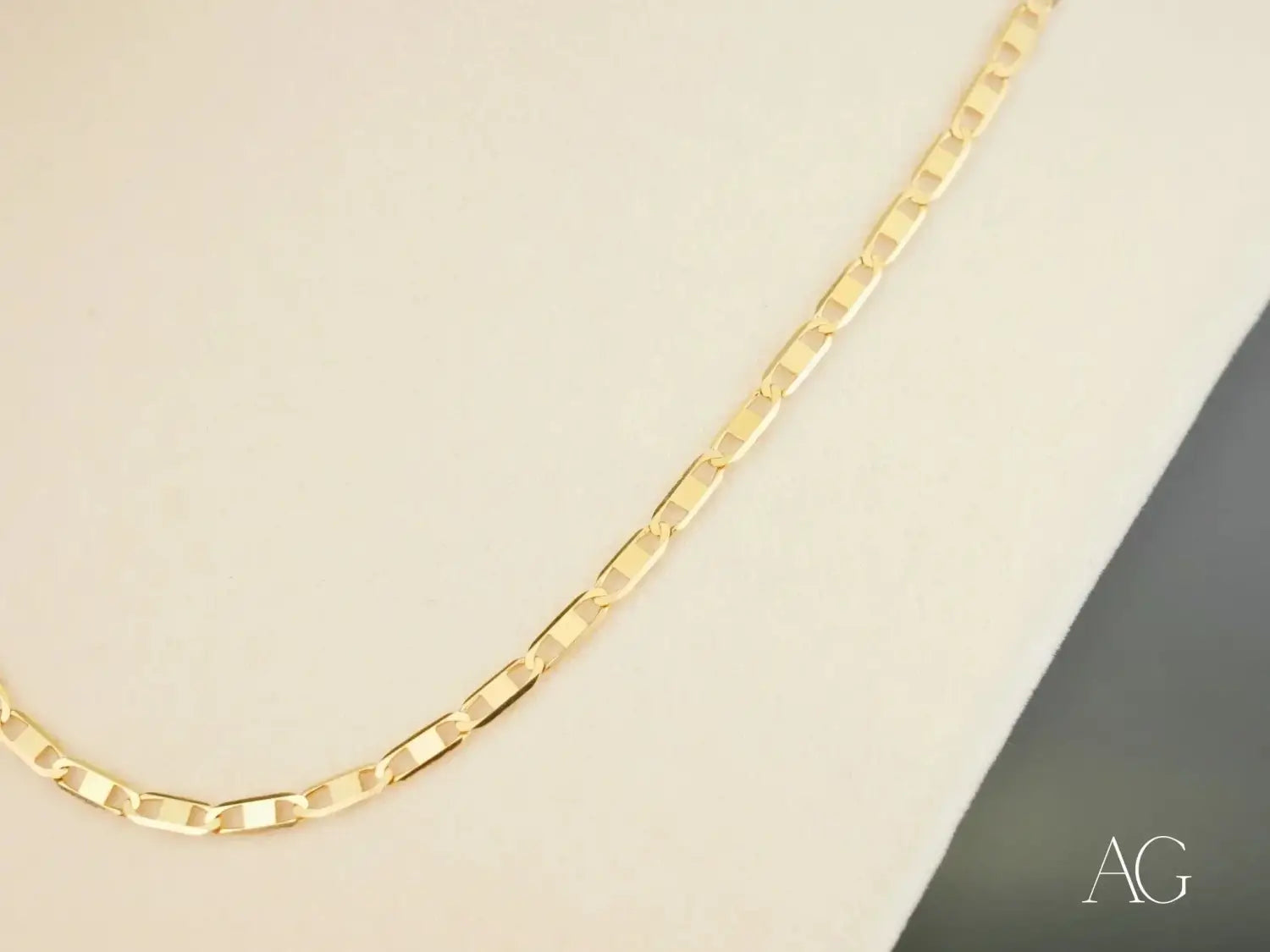 Refined Prestige – 18K Gold Piastrine Chain