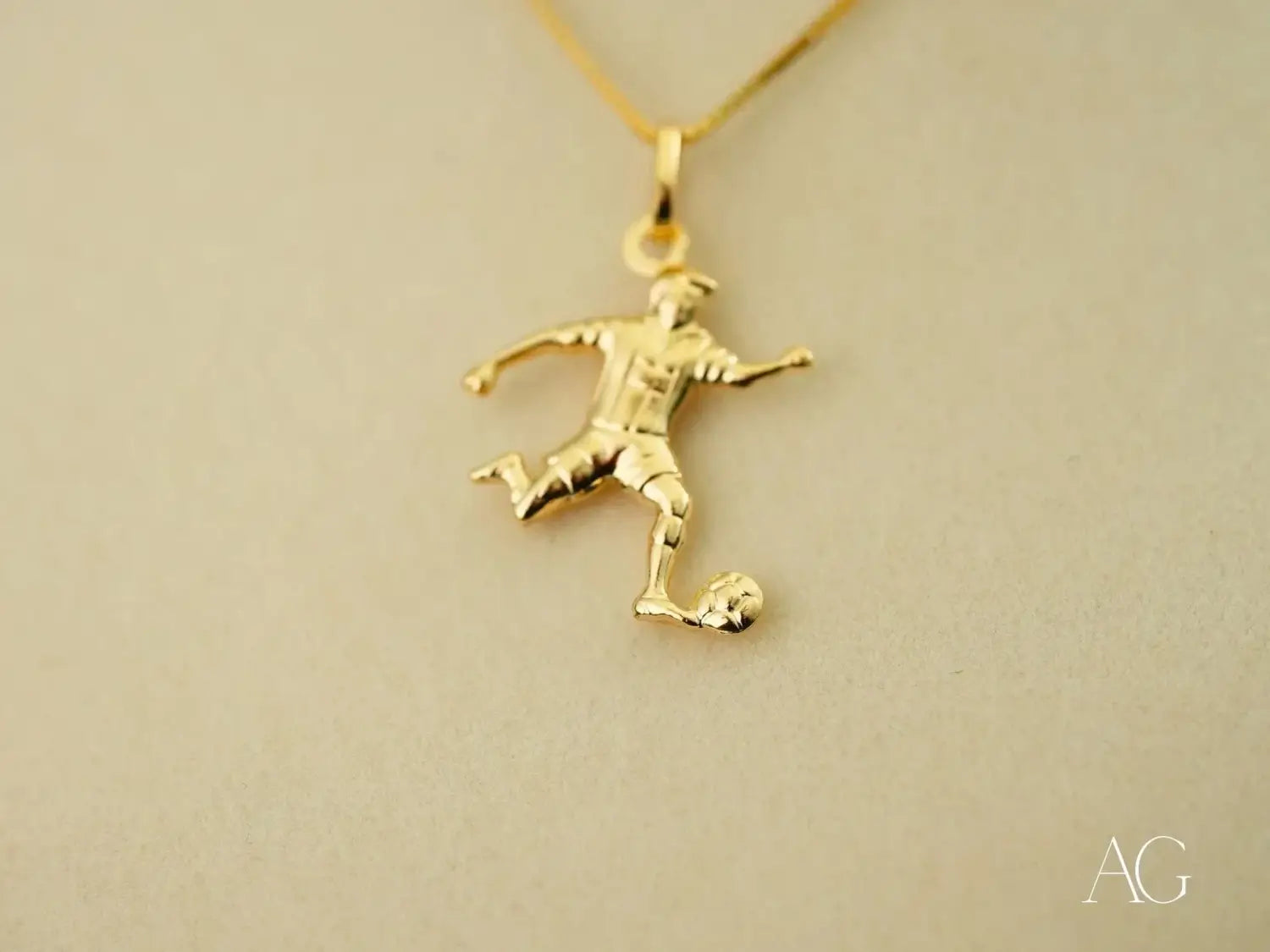 Stunning 18k gold soccer player pendant in mid-kick pose