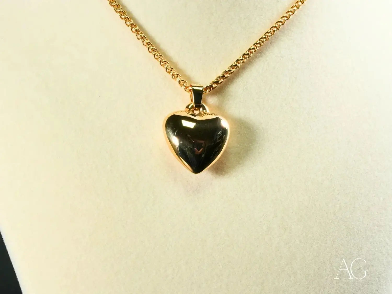 Stunning 18k gold heart locket pendant on chain, art gold jewelry trend
