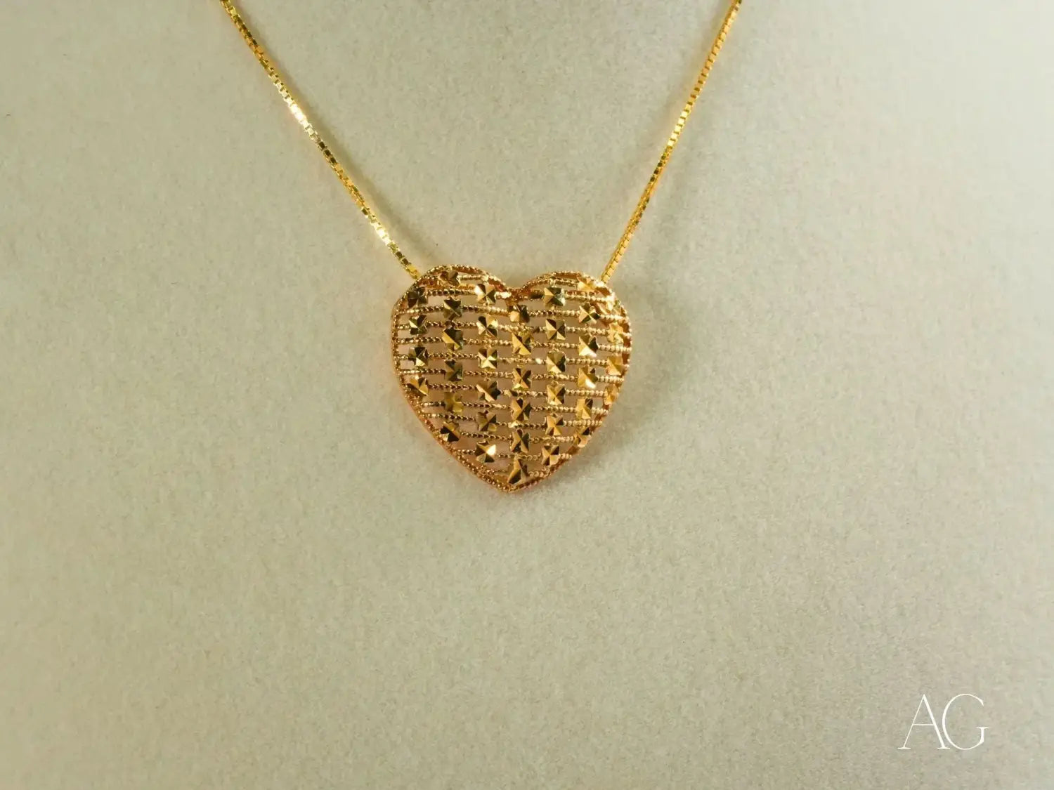 Luxury gold heart pendant with lattice design on chain