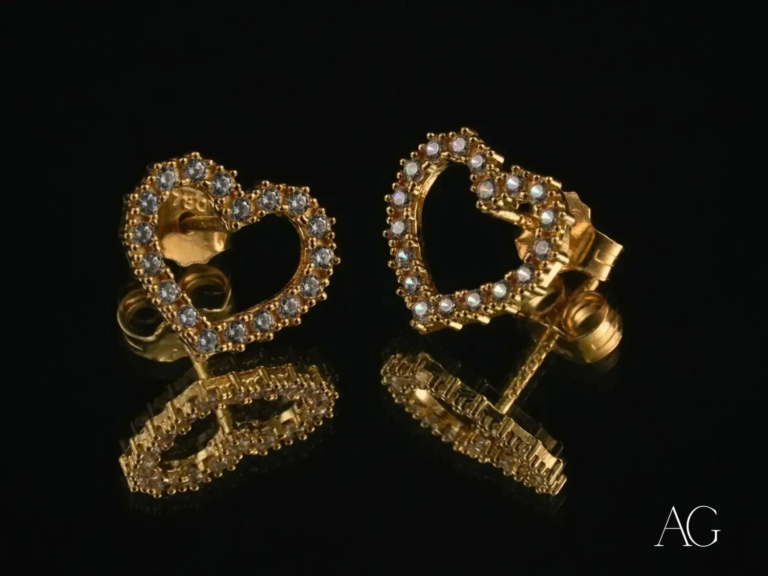18k gold heart stud earrings with sparkling gems in art gold jewelry