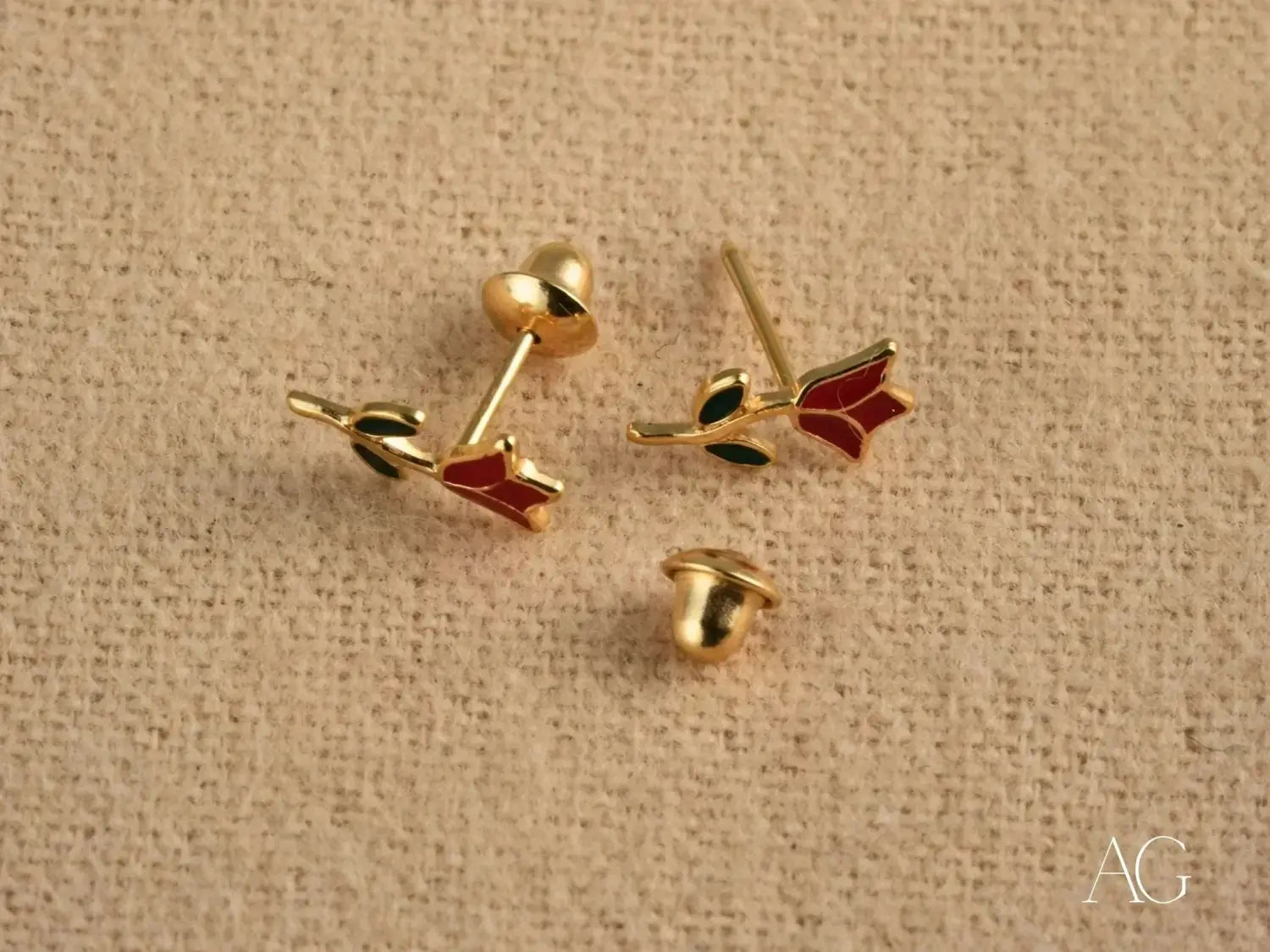 Stunning 18k gold stud earrings with red green enamel roses