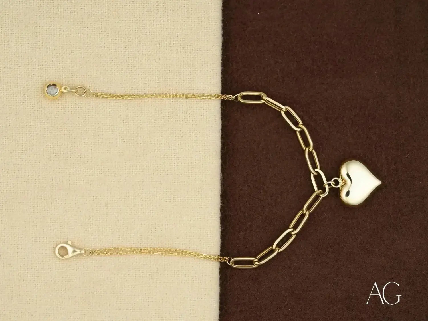 Stunning 18k gold chain bracelet with hidden compartment heart charm
