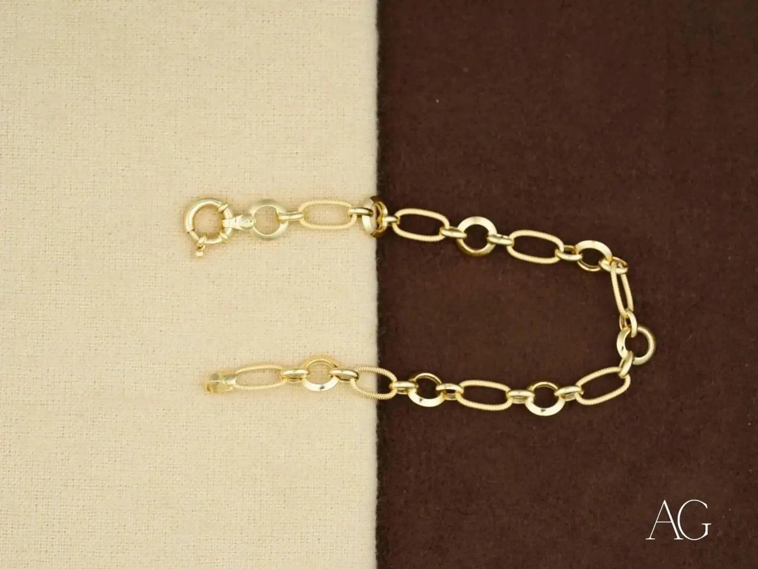Elegant 18k gold bracelet - sophisticated art gold jewelry