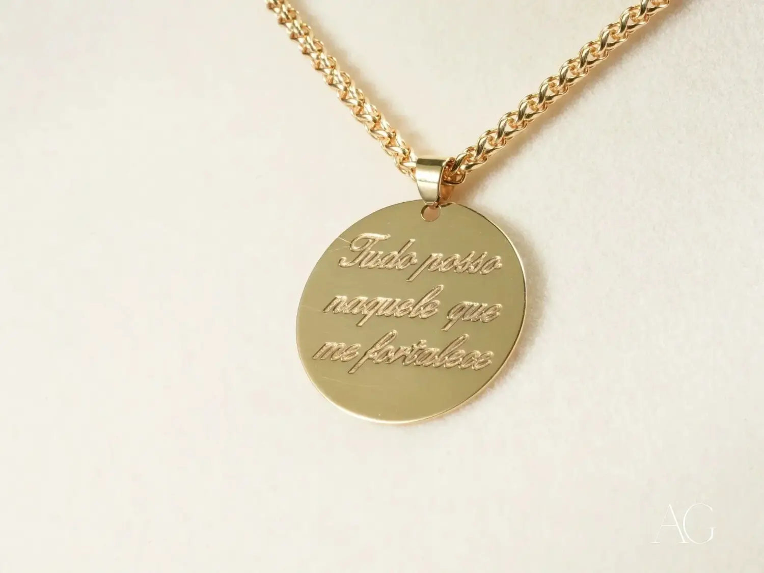 Gold-toned pendant necklace with Portuguese phrase, fine gold jewelry.