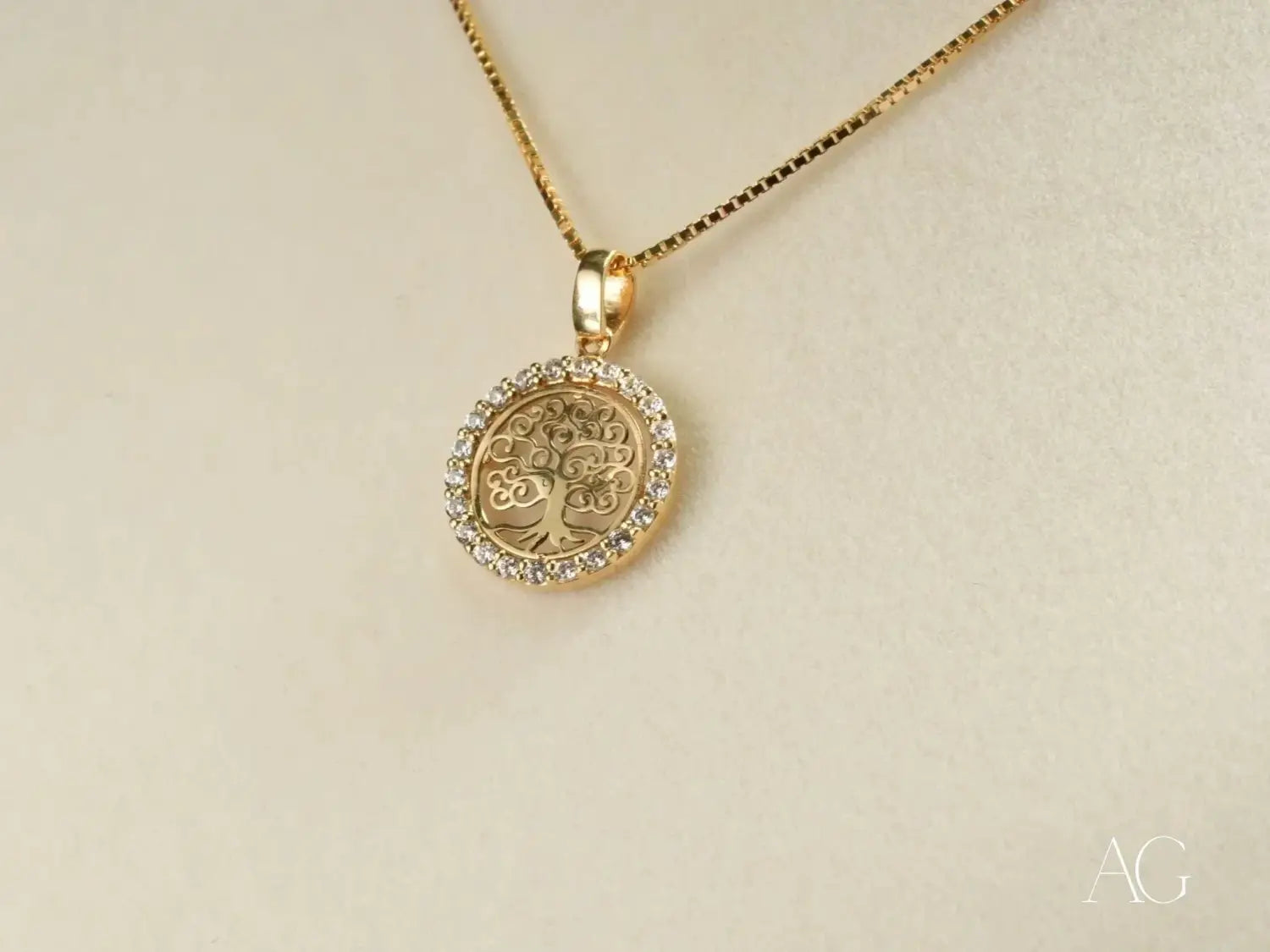 Stunning 18k gold tree of life pendant necklace with crystal halo