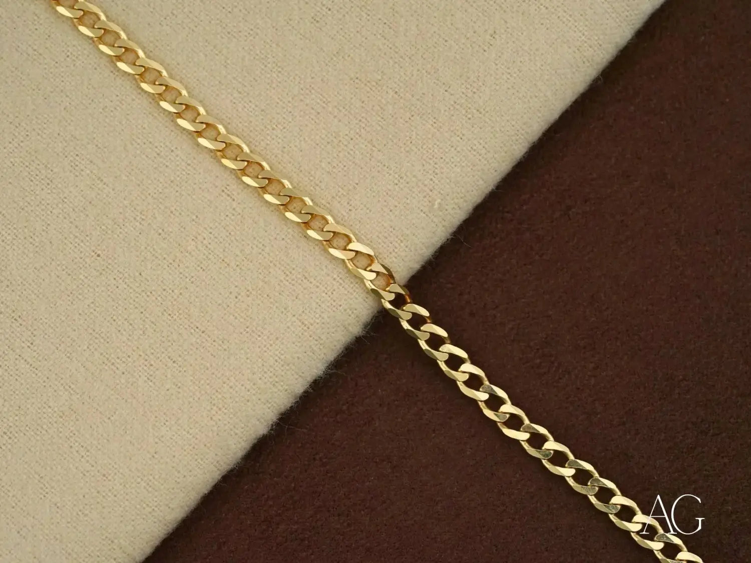 Gold-toned curb chain necklace in 18k gold jewelry excellence