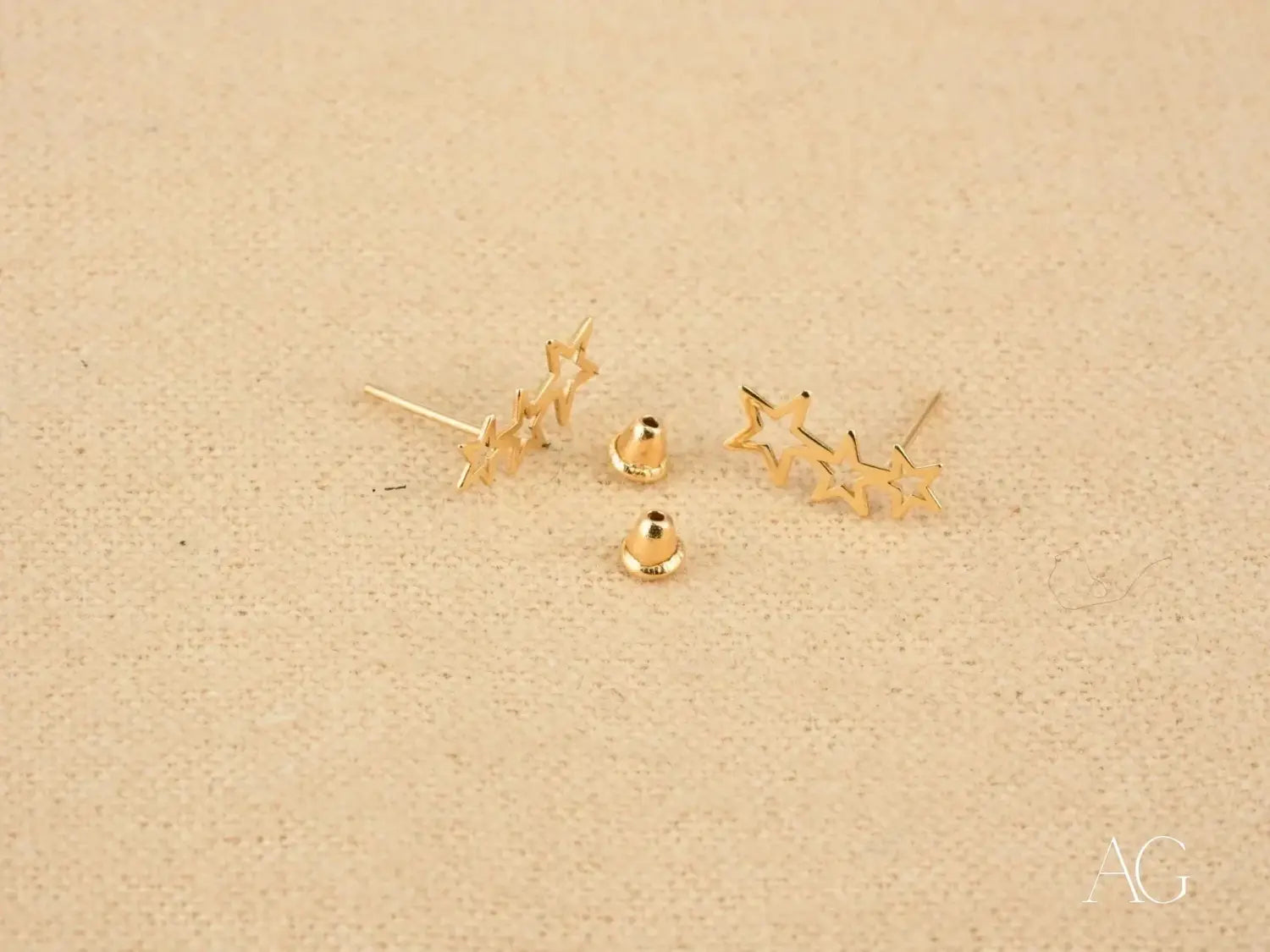 Stunning 18k gold star-shaped stud earrings in minimalist design