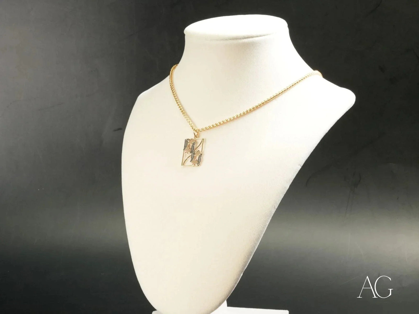 Golden Bloom flowers pendant: intricate art gold jewelry chain